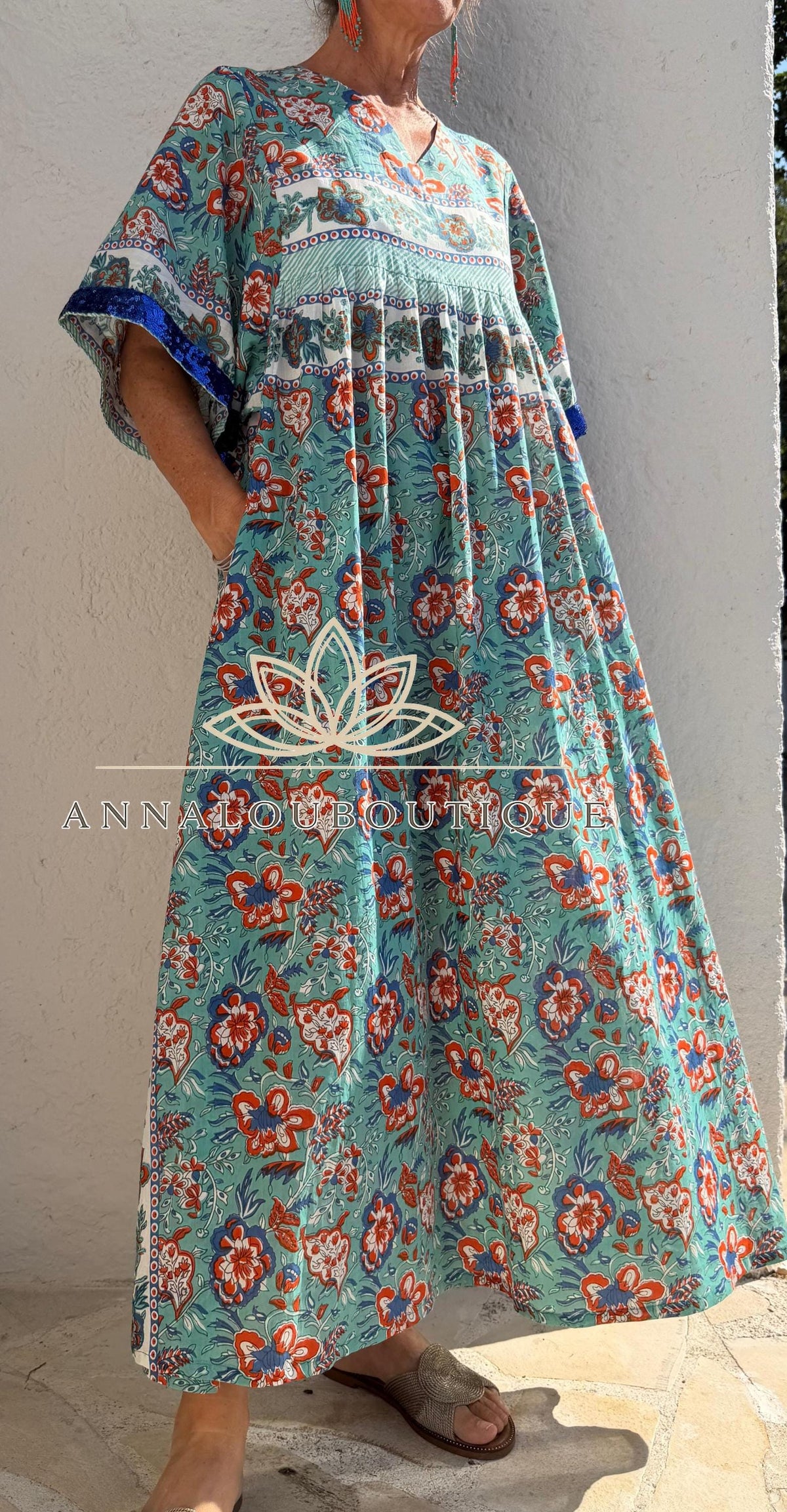Robe ample turquoise et orange, sequins bleus