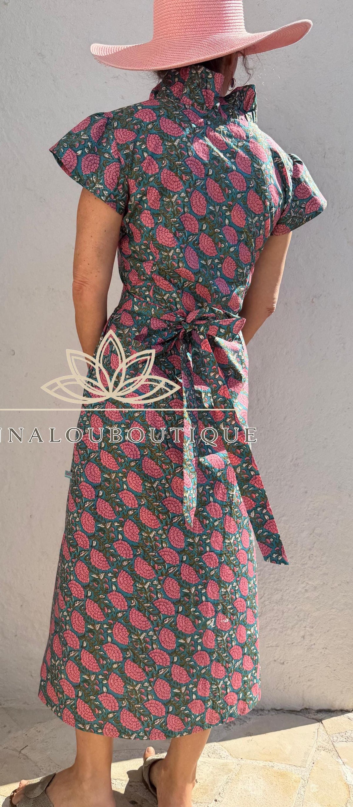 Baumwollwickelkleid mit buntem Blumenmuster