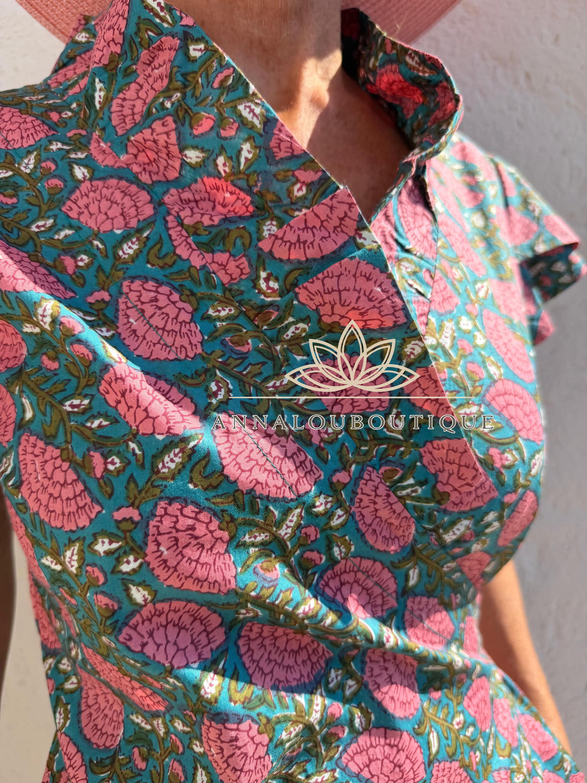 Baumwollwickelkleid mit buntem Blumenmuster