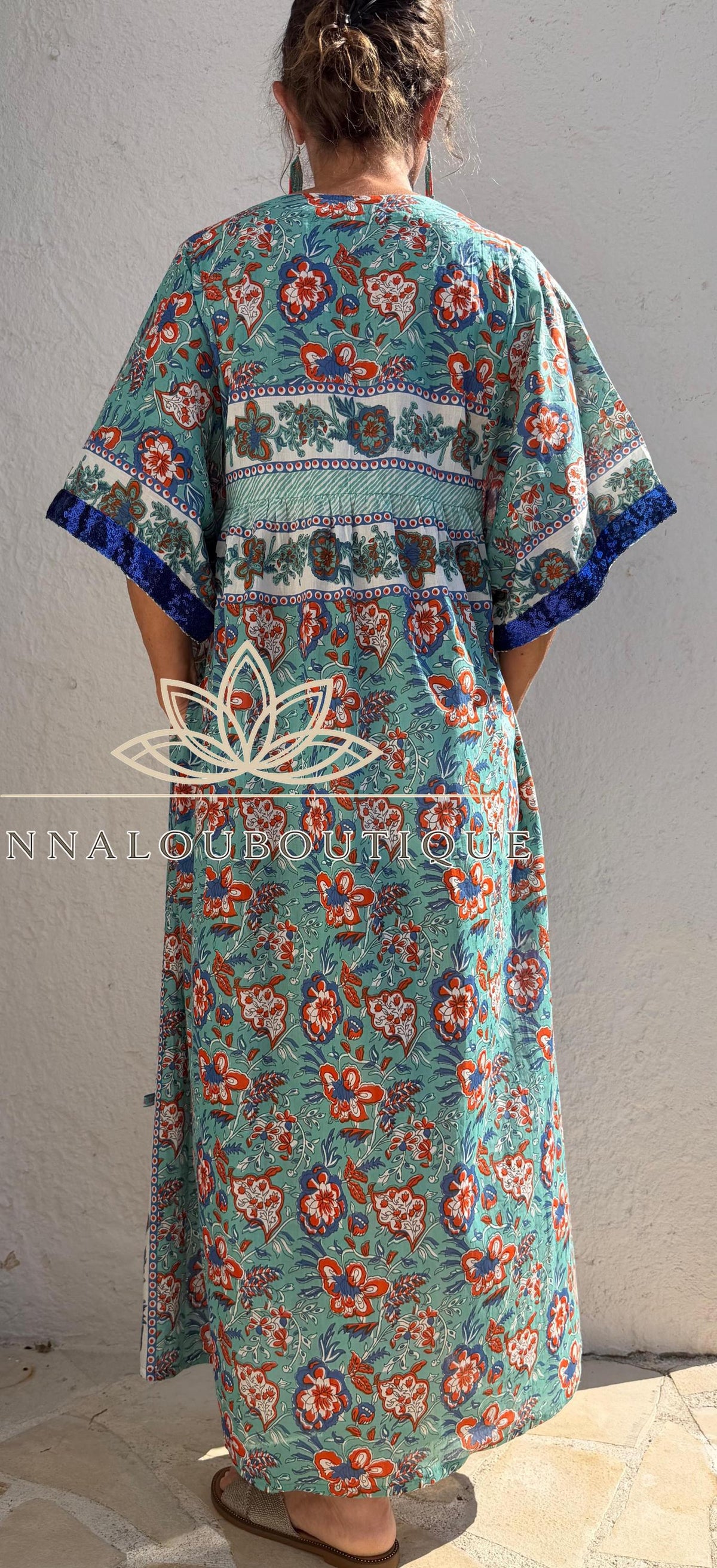 Robe ample turquoise et orange, sequins bleus