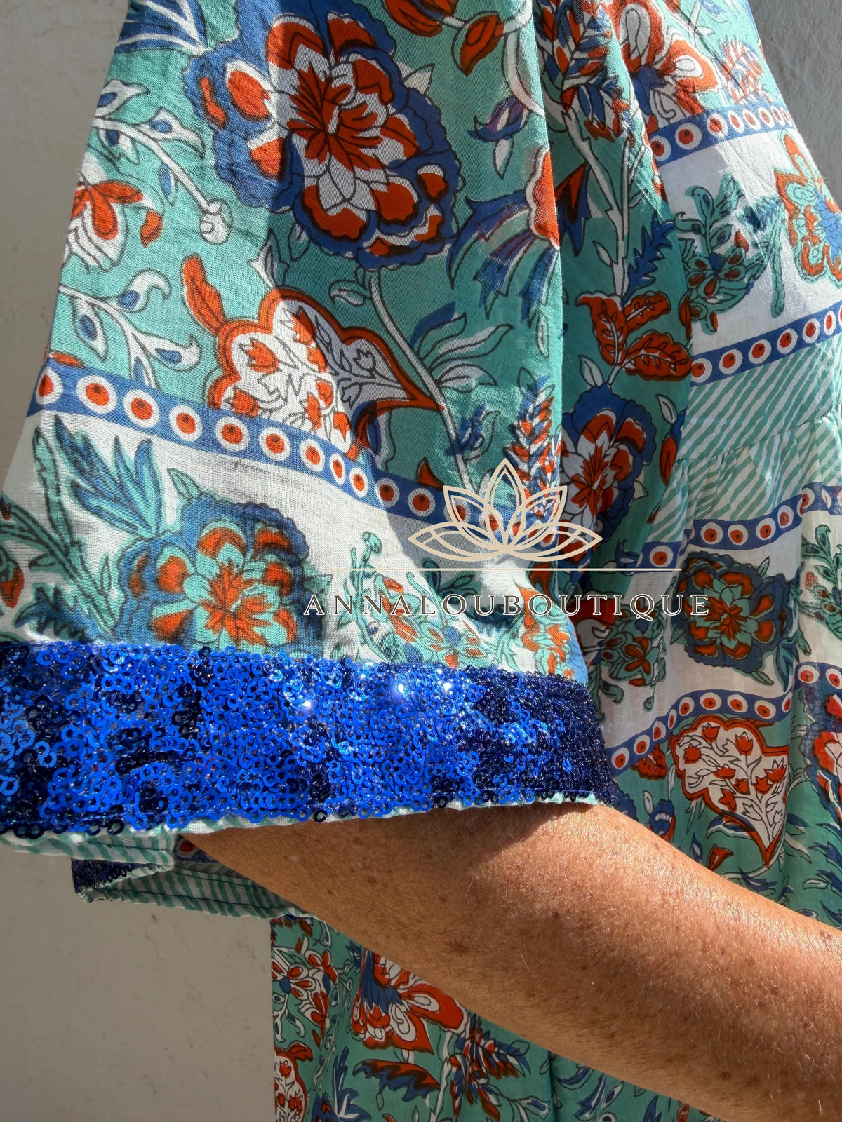 Robe ample turquoise et orange, sequins bleus