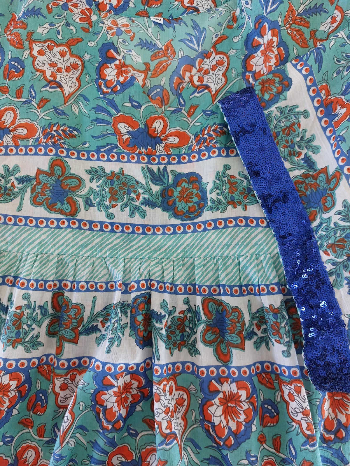 Robe ample turquoise et orange, sequins bleus