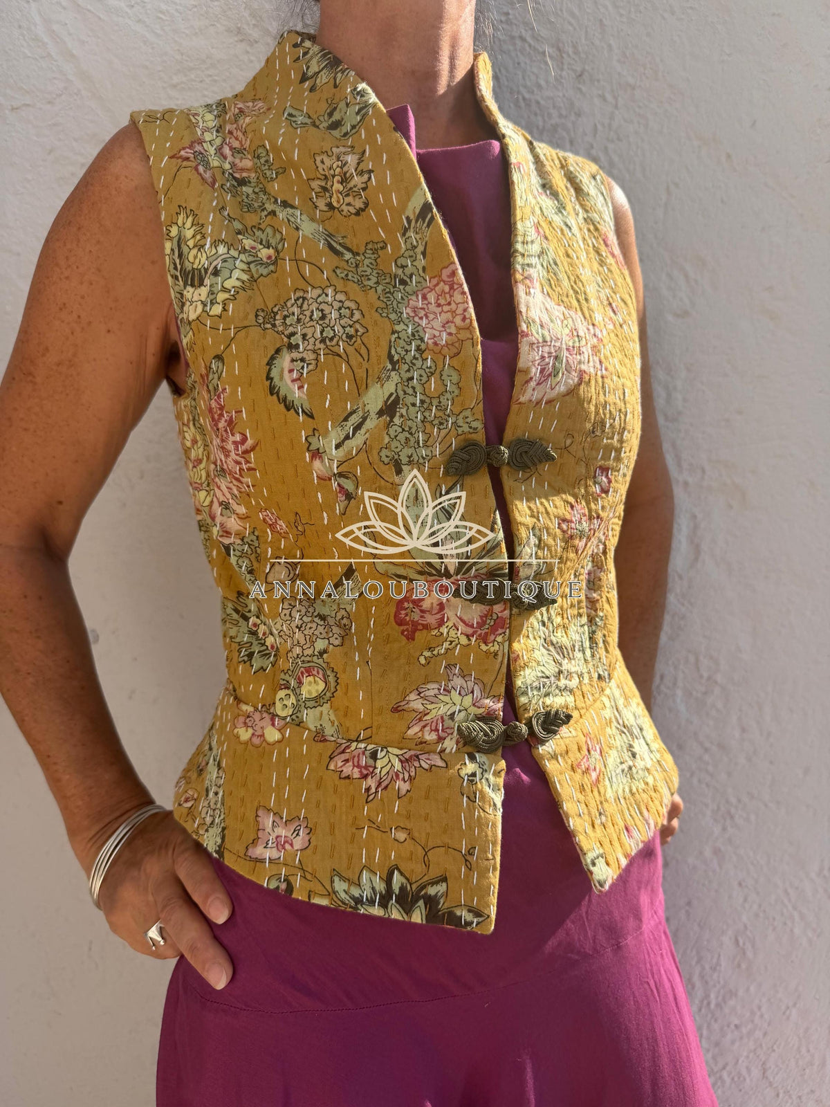 Gilet corseté bleu canard à hortensias roses
