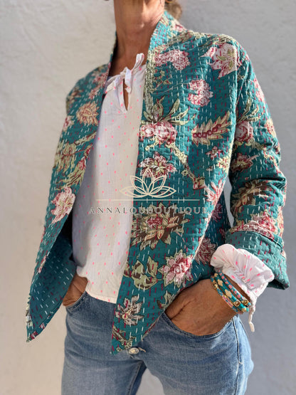 Veste kimono brodée en coton bleu canard fleuri