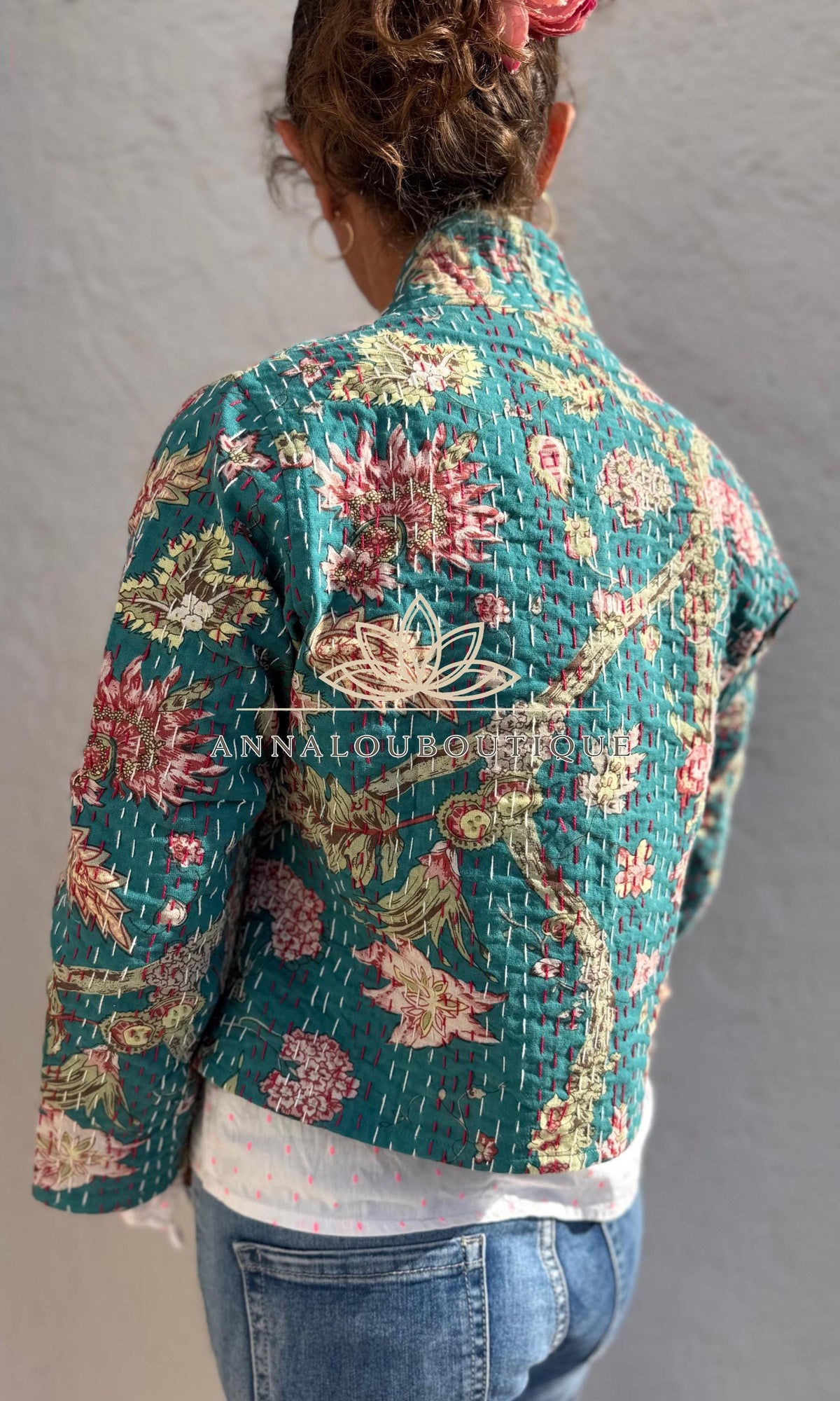 Veste kimono brodée en coton bleu canard fleuri