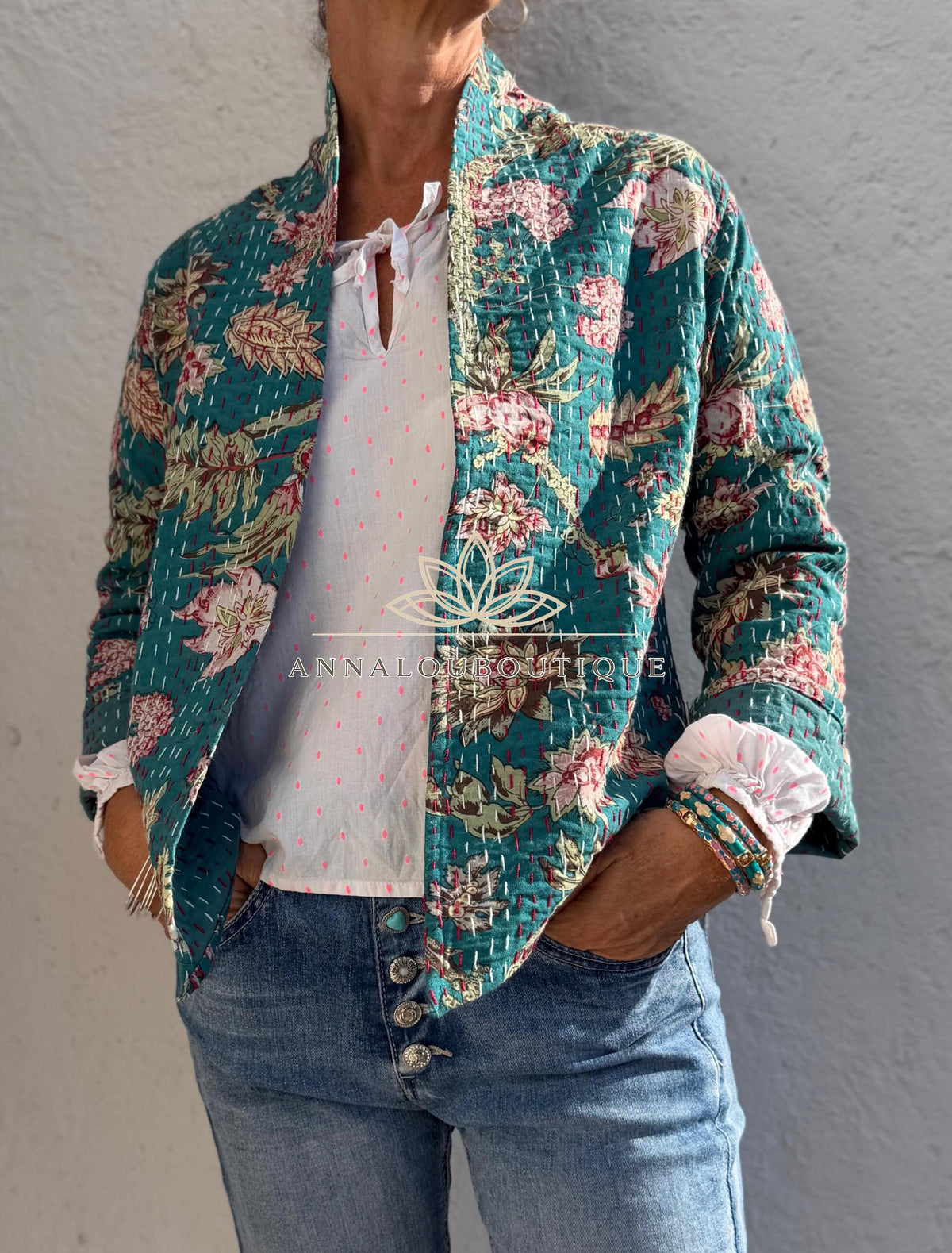 Veste kimono brodée en coton bleu canard fleuri