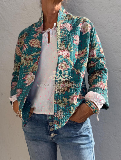 Veste kimono brodée en coton bleu canard fleuri