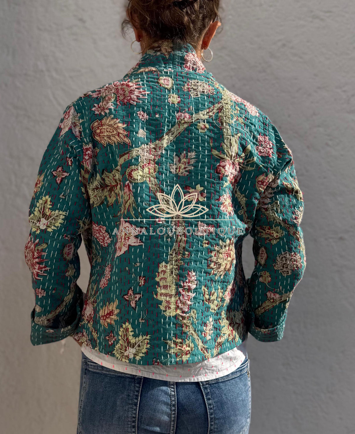 Veste kimono brodée en coton bleu canard fleuri