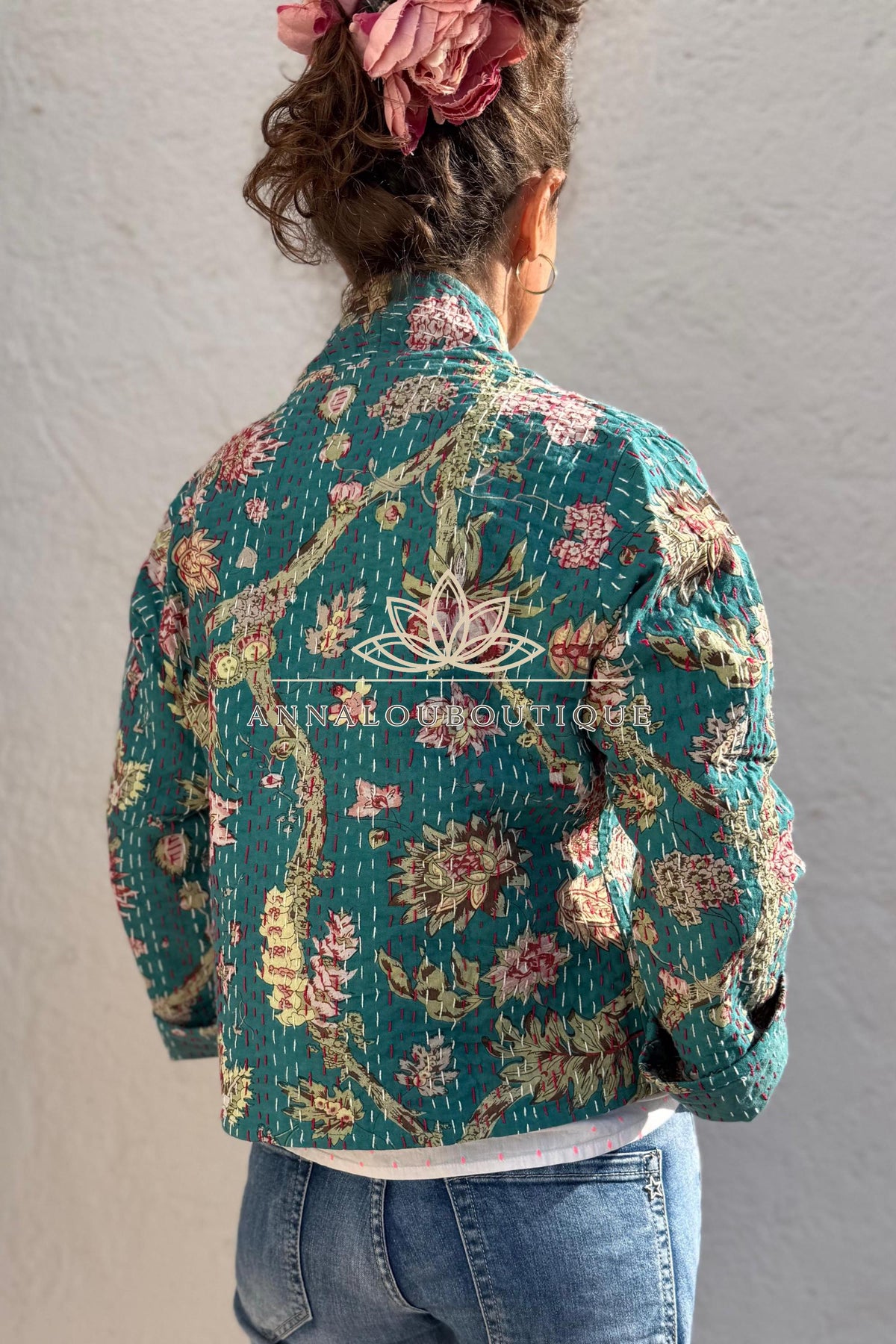 Veste kimono brodée en coton bleu canard fleuri