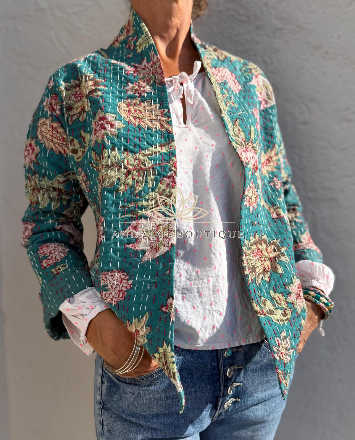 Veste kimono brodée en coton bleu canard fleuri