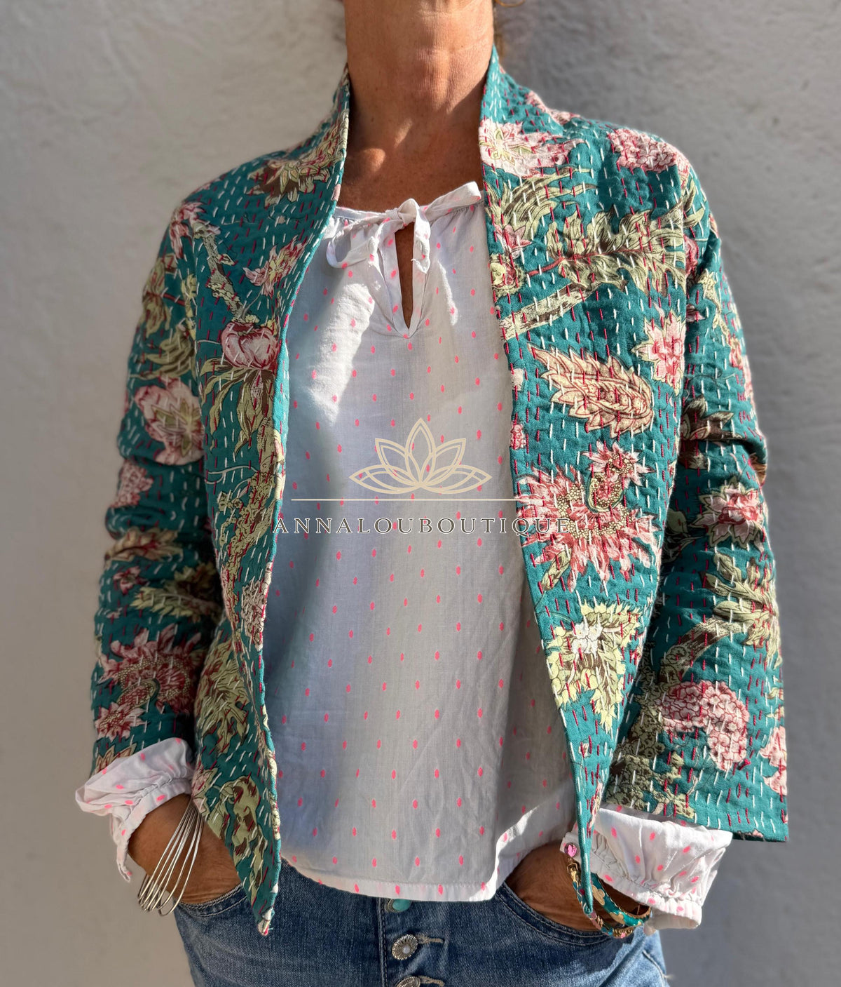 Veste kimono brodée en coton bleu canard fleuri