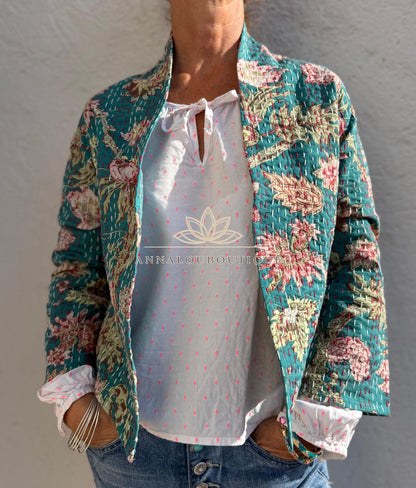 Veste kimono brodée en coton bleu canard fleuri