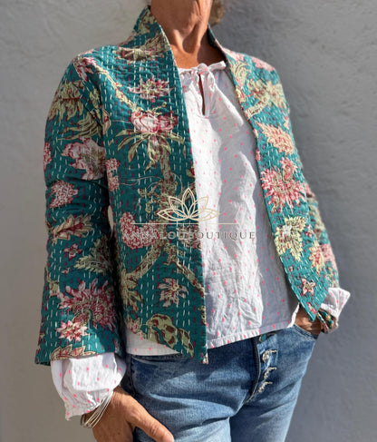 Veste kimono brodée en coton bleu canard fleuri