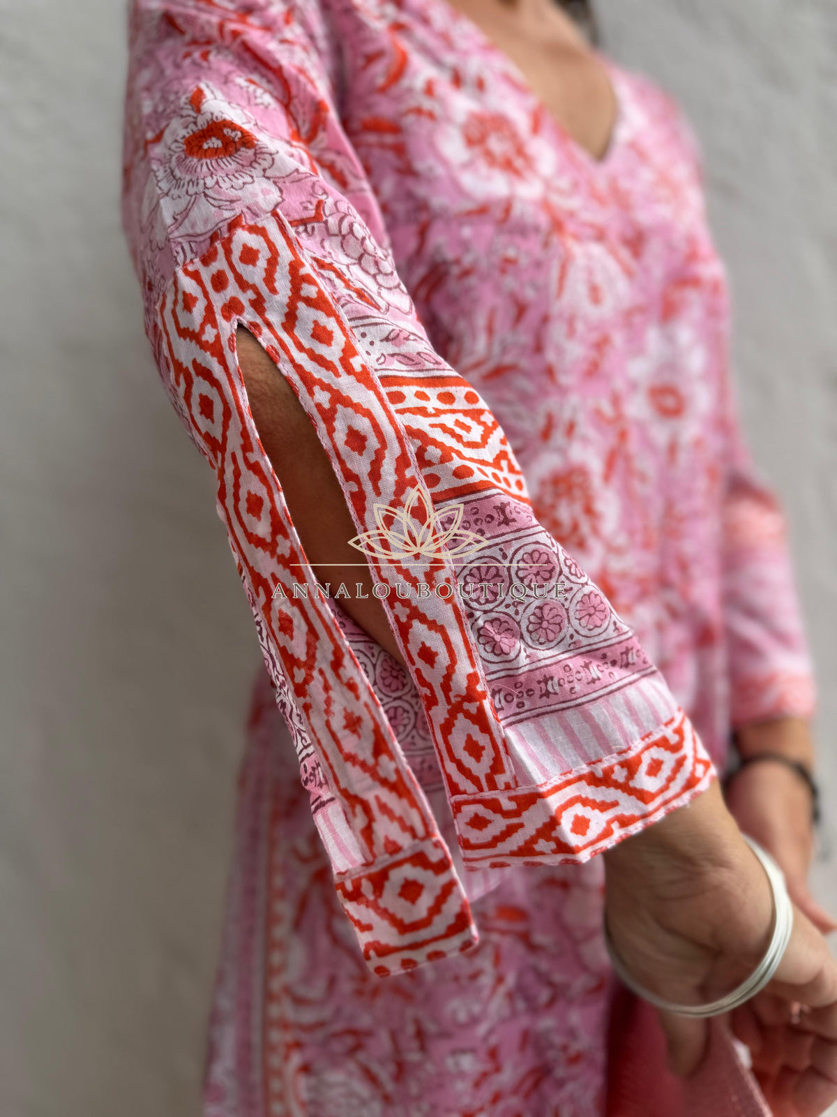 Langer ausgestellter Baumwollkaftan mit rosa und orangefarbenen Blumen