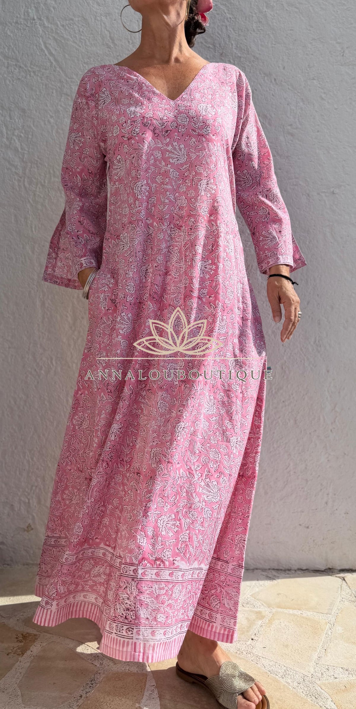 Langer ausgestellter Baumwollkaftan mit rosa Blumen