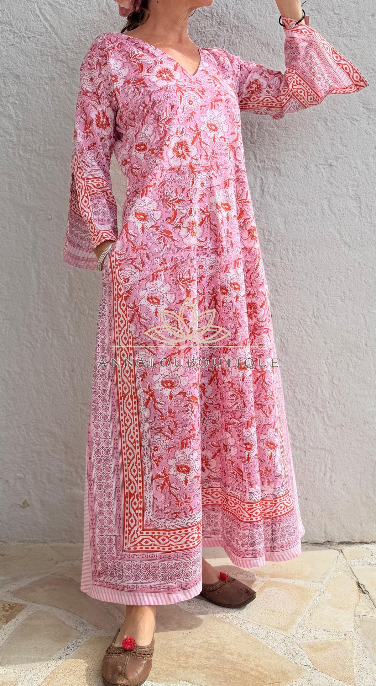 Langer ausgestellter Baumwollkaftan mit rosa und orangefarbenen Blumen