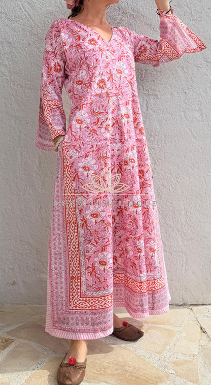 Langer ausgestellter Baumwollkaftan mit rosa und orangefarbenen Blumen