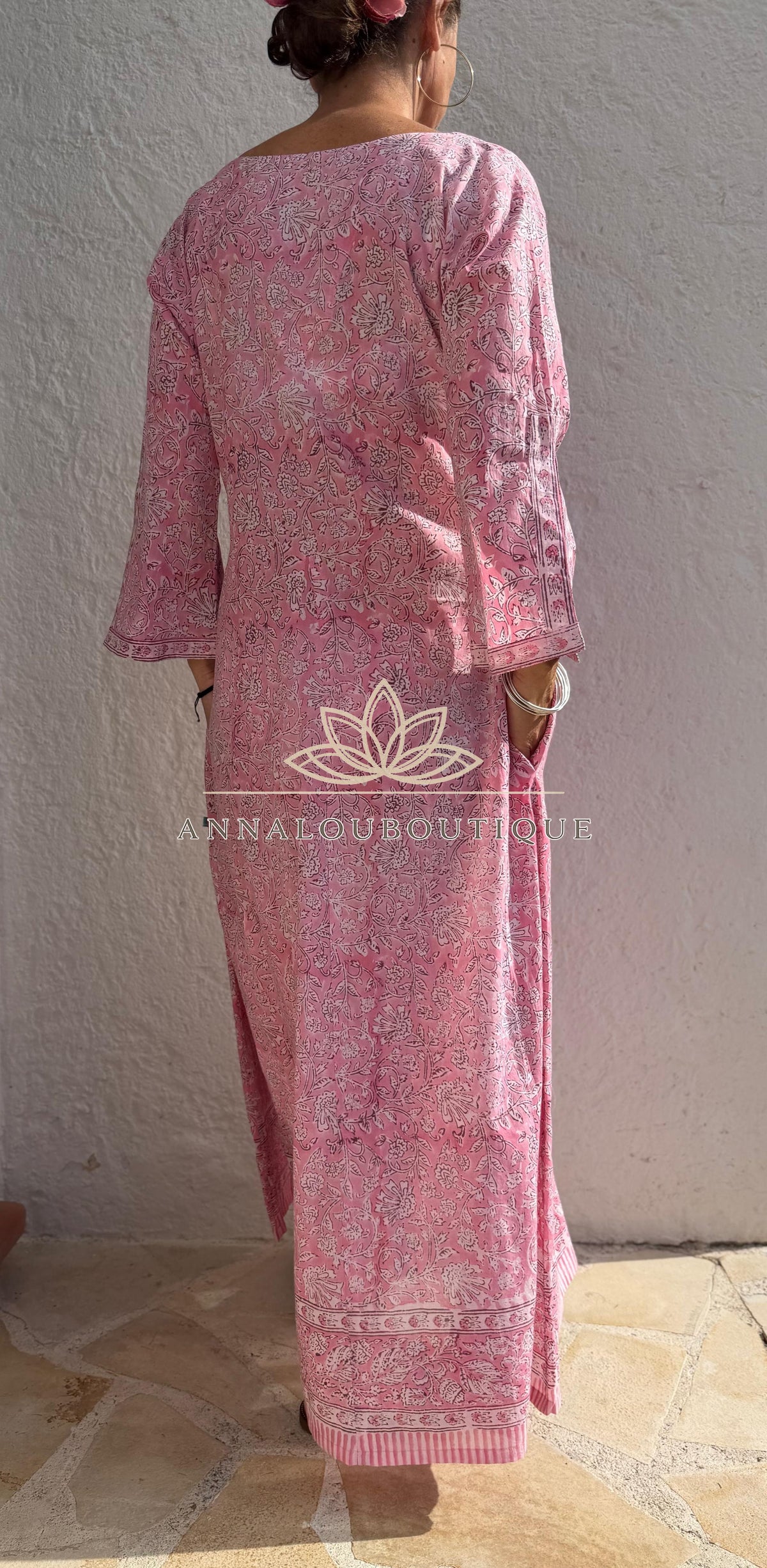 Langer ausgestellter Baumwollkaftan mit rosa Blumen