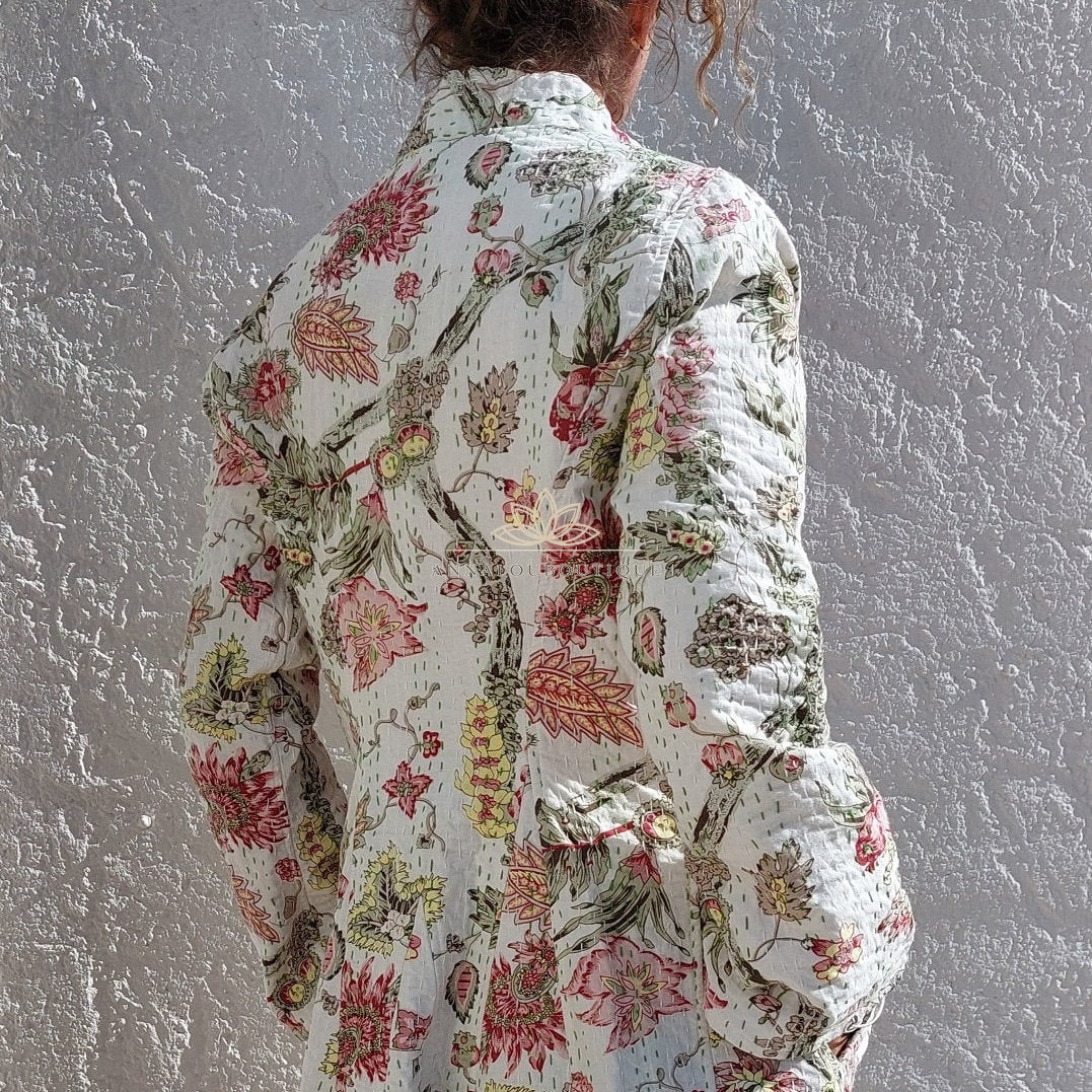 Veste redingote en coton blanc et rose fleuri