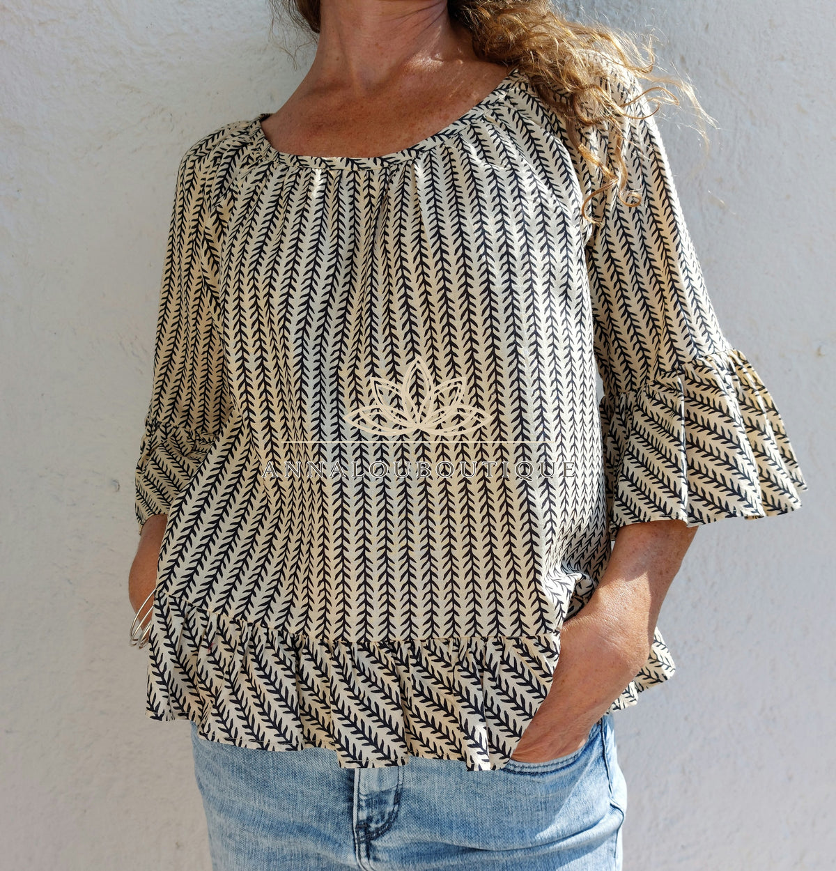 Blouse en coton noir et beige à volants