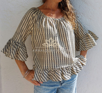Blouse en coton noir et beige à volants