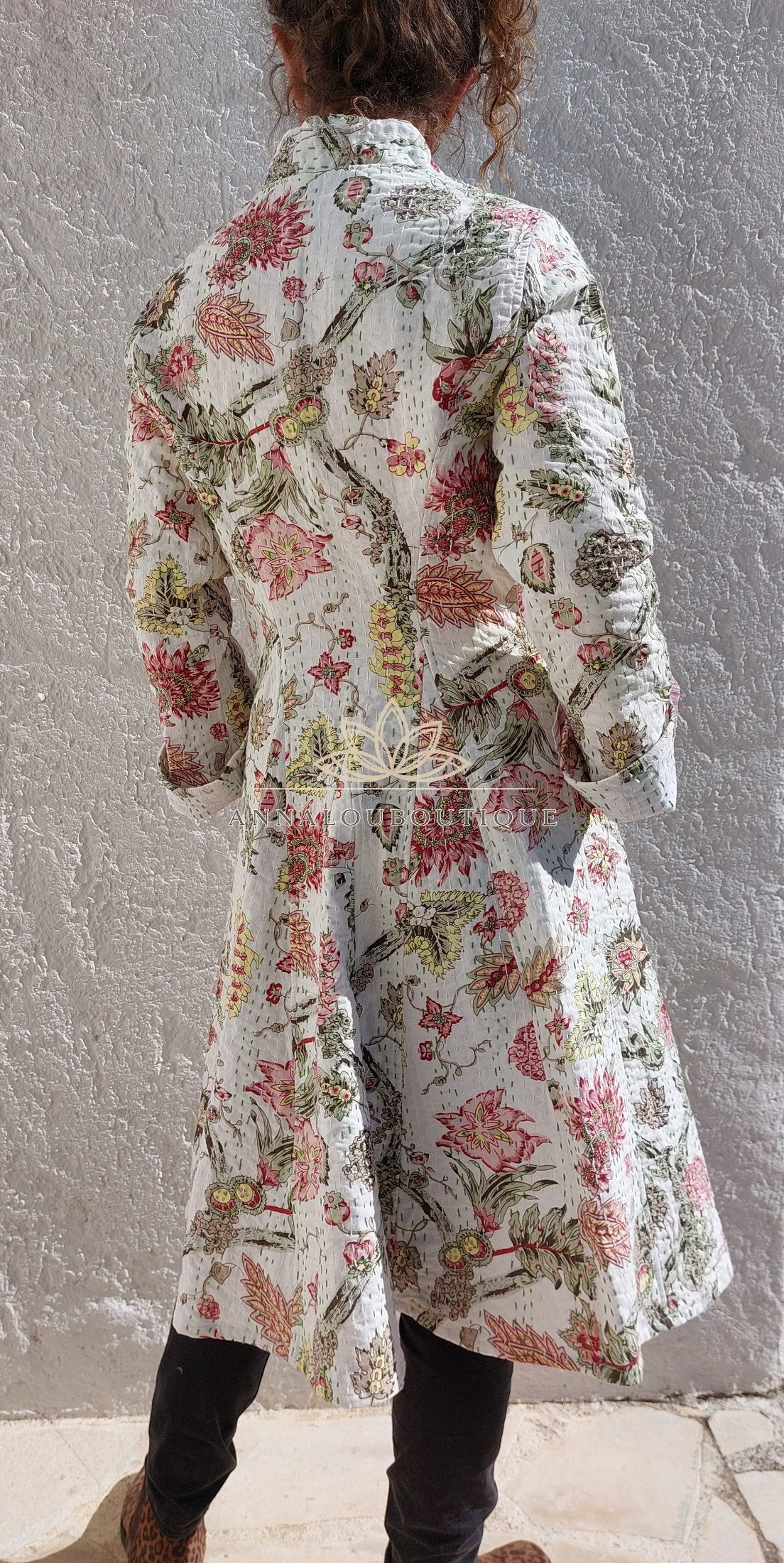 Veste redingote en coton blanc et rose fleuri