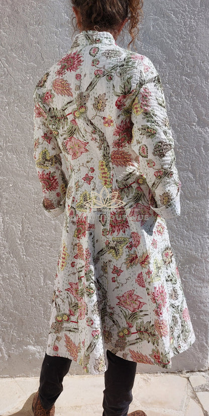 Veste redingote en coton blanc et rose fleuri
