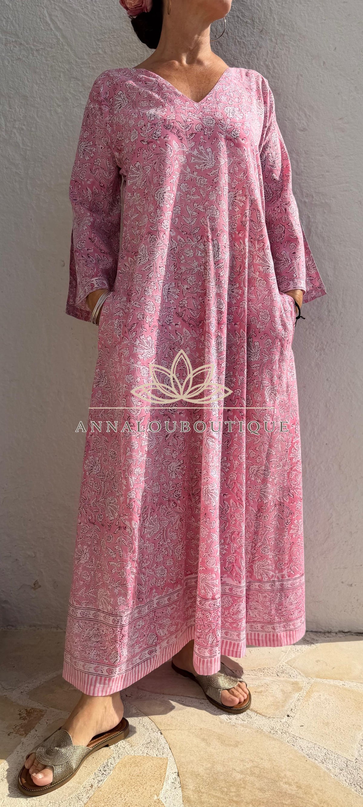 Langer ausgestellter Baumwollkaftan mit rosa Blumen