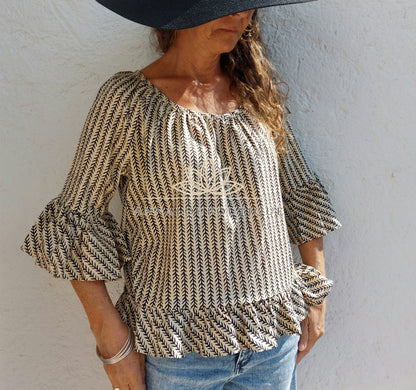 Blouse en coton noir et beige à volants