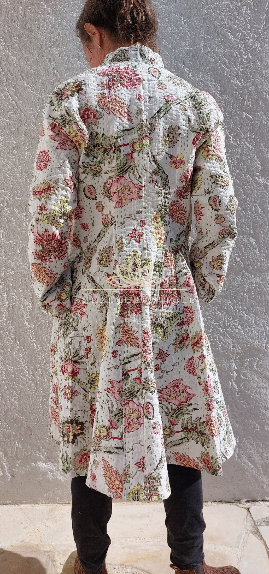 Veste redingote en coton blanc et rose fleuri