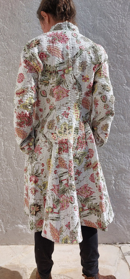 Veste redingote en coton blanc et rose fleuri